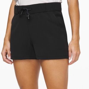 NWOT Lululemon on the fly shorts